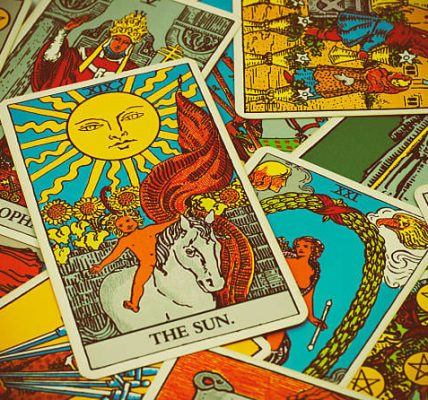 Tarot atau Garis Tangan